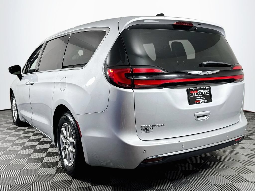 Used 2024 Chrysler Pacifica Touring-L FWD image 5