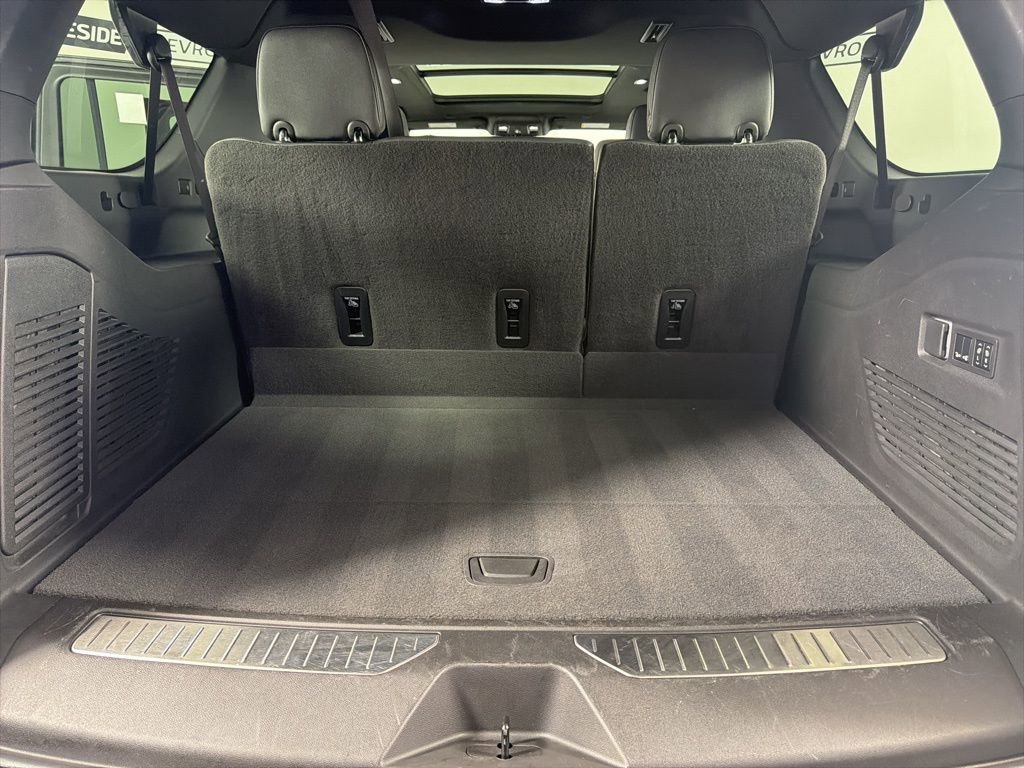 Used 2023 Chevrolet Suburban RST w/ Luxury Package image 16