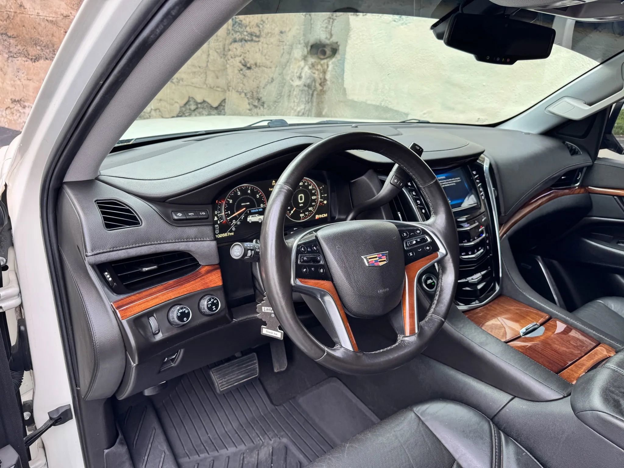 Used 2015 Cadillac Escalade Premium image 18