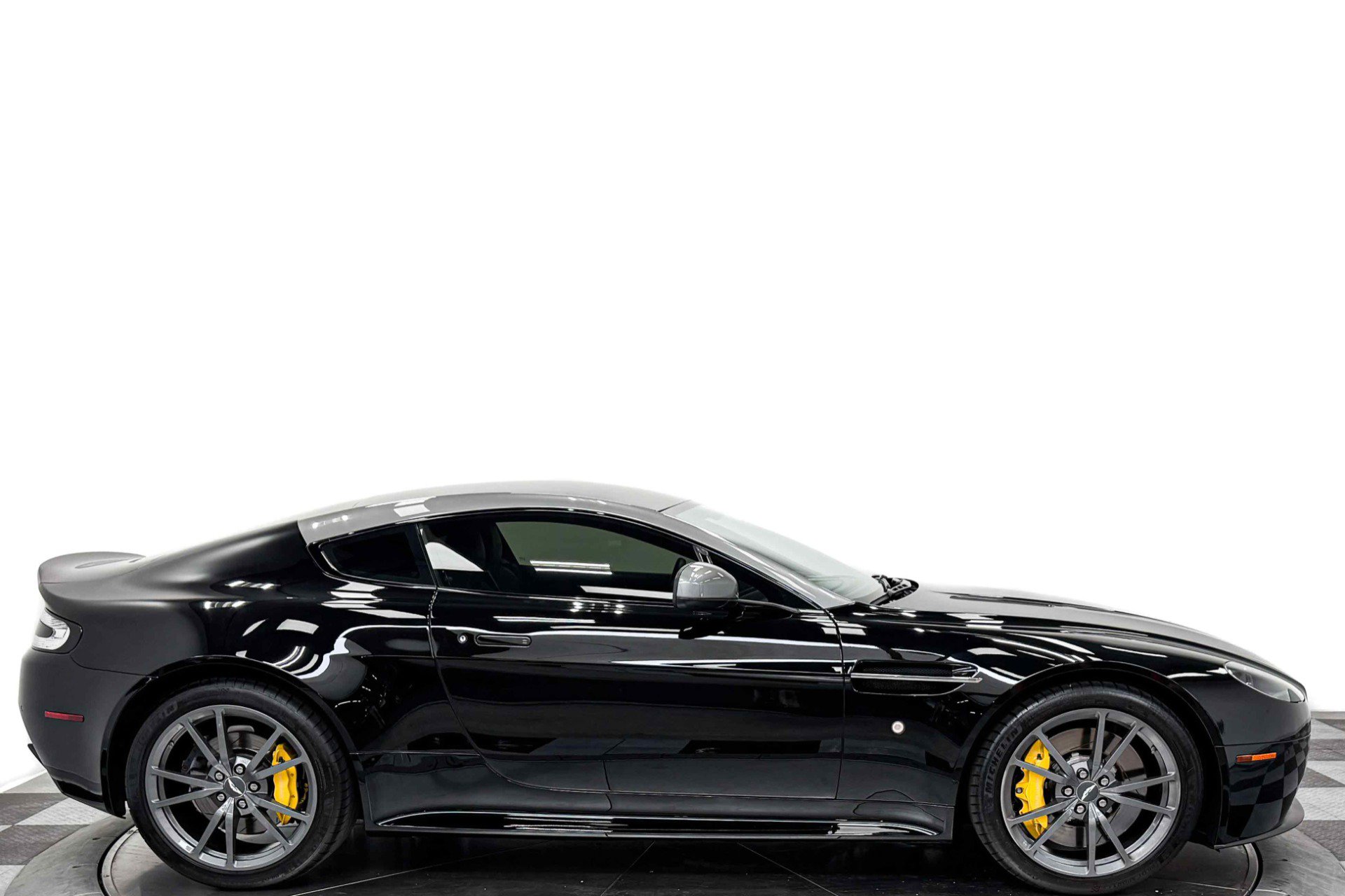 Used 2015 Aston Martin V8 Vantage GT RWD image 2