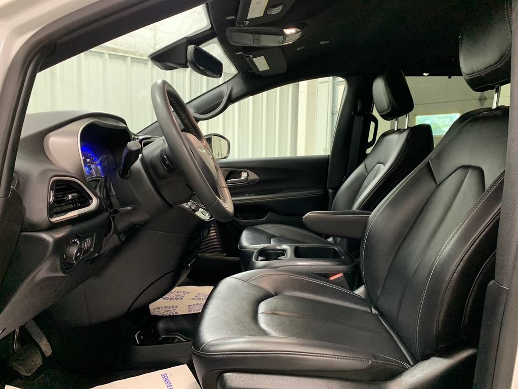 Used 2025 Chrysler Pacifica Select FWD image 16
