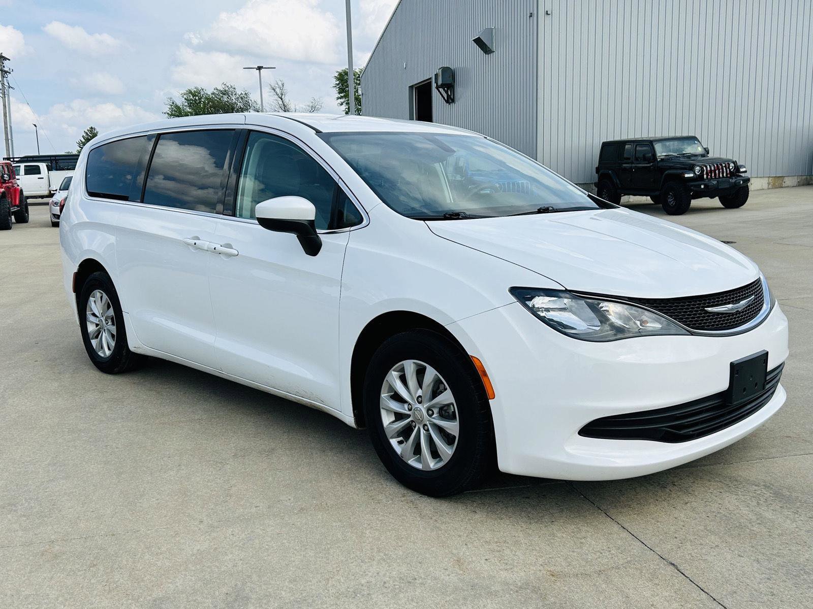 Used 2017 Chrysler Pacifica Touring w/ Tire & Wheel Group image 2