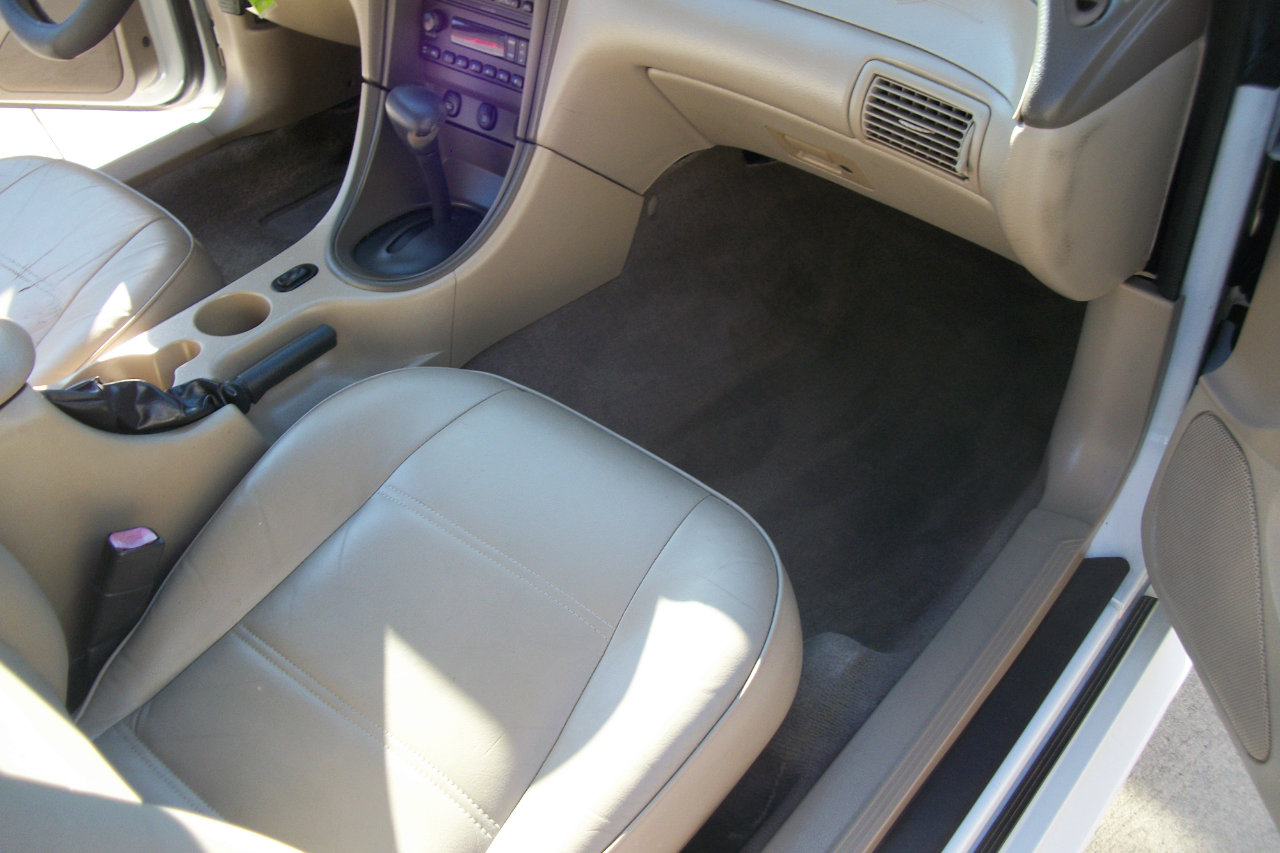 Used 2004 Ford Mustang Deluxe Convertible image 8