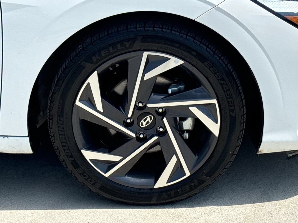 Used 2025 Hyundai Elantra SEL FWD image 11