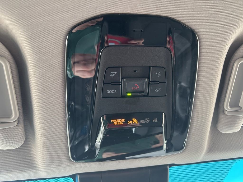 Used 2024 Toyota Venza LE image 27