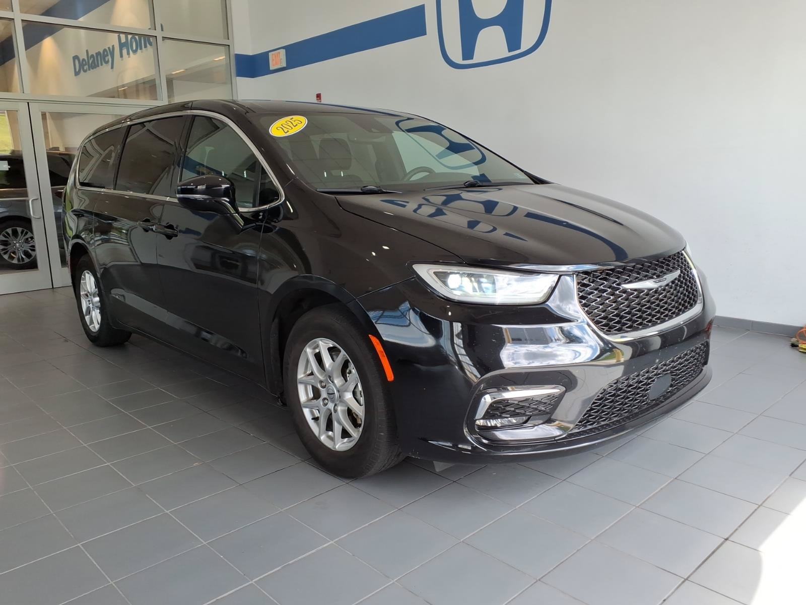Used 2025 Chrysler Pacifica Select FWD video 1