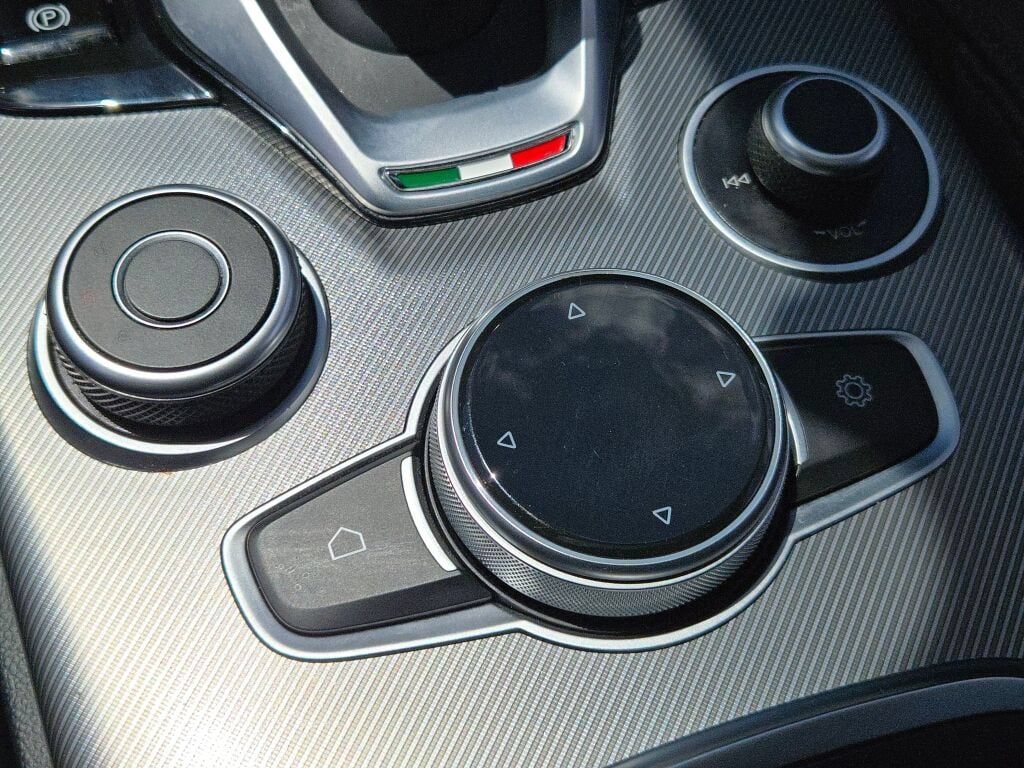 Used 2022 Alfa Romeo Stelvio Veloce AWD/4WD image 31
