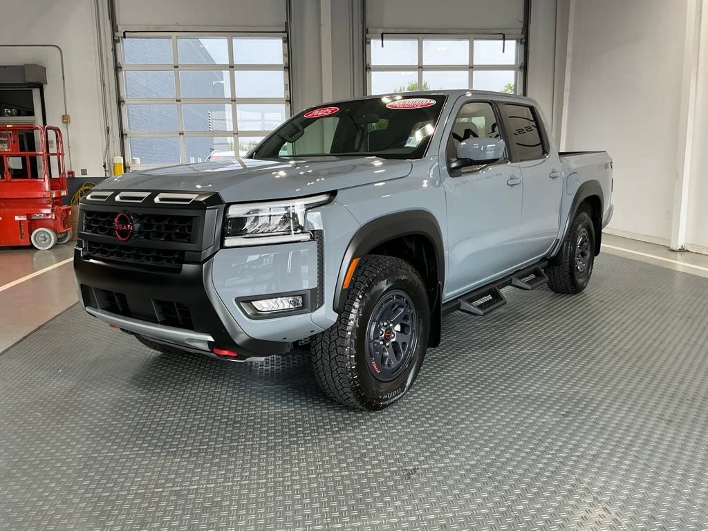 Used 2025 Nissan Frontier PRO-4X AWD/4WD image 2