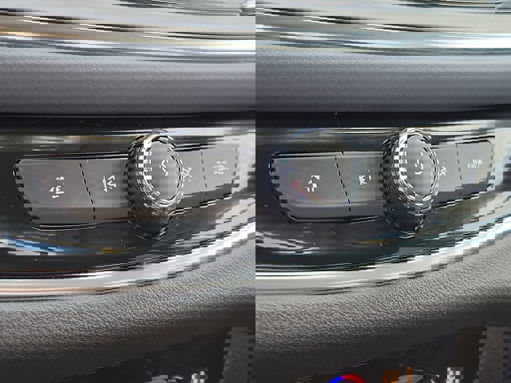 Used 2021 Buick Enclave Essence image 27