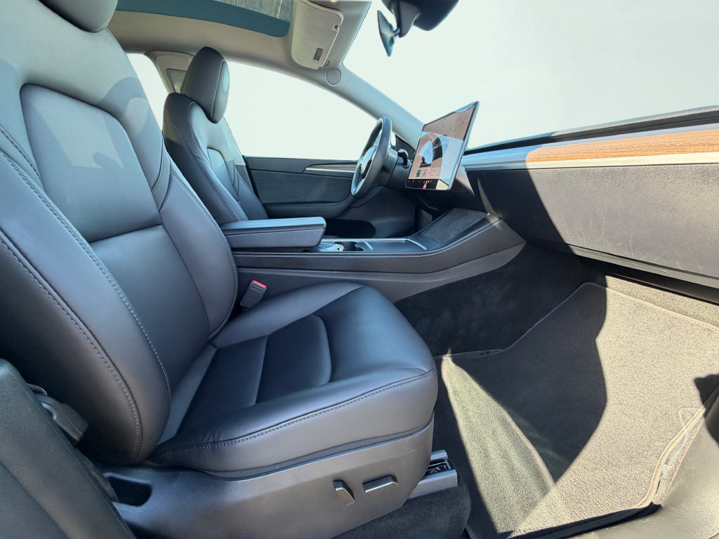 Used 2024 Tesla Model Y Long Range RWD image 32