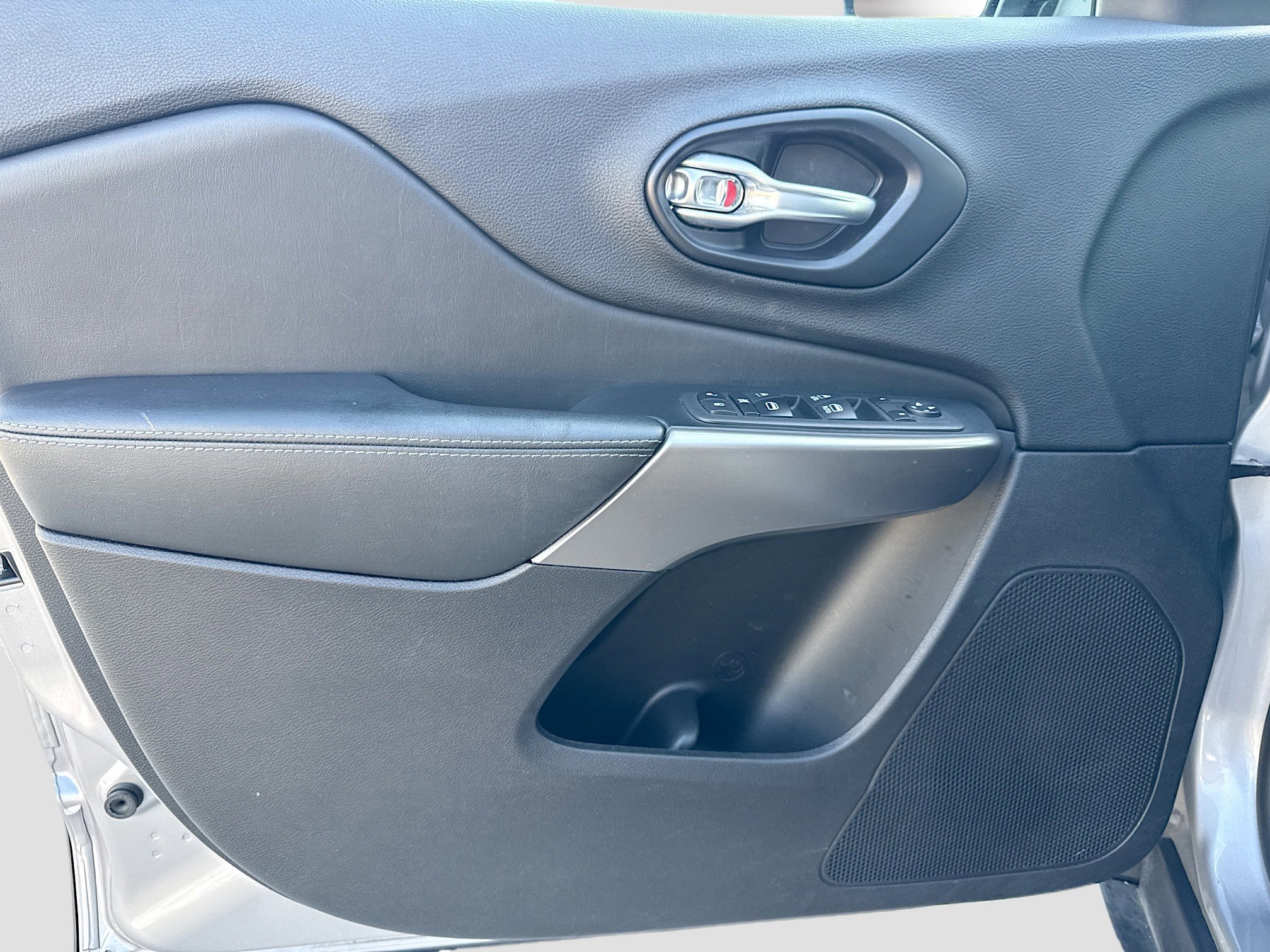 Used 2021 Jeep Cherokee Latitude Plus FWD image 20