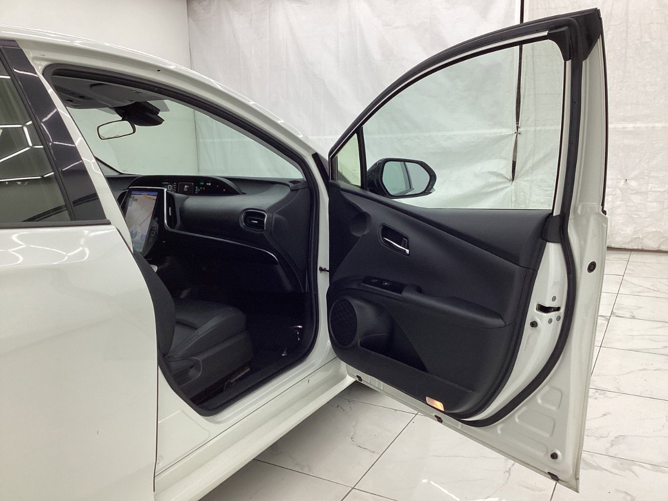 Used 2018 Toyota Prius Prime Premium image 17