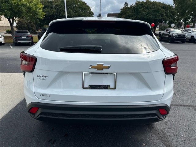 Used 2025 Chevrolet Trax LS w/ LS Convenience Package image 4