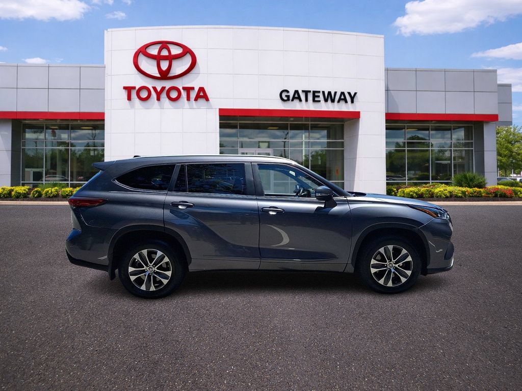Used 2023 Toyota Highlander XLE AWD/4WD image 4