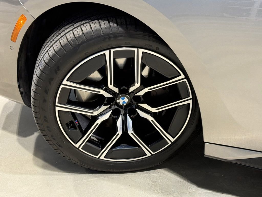 Used 2023 BMW 760i xDrive image 7