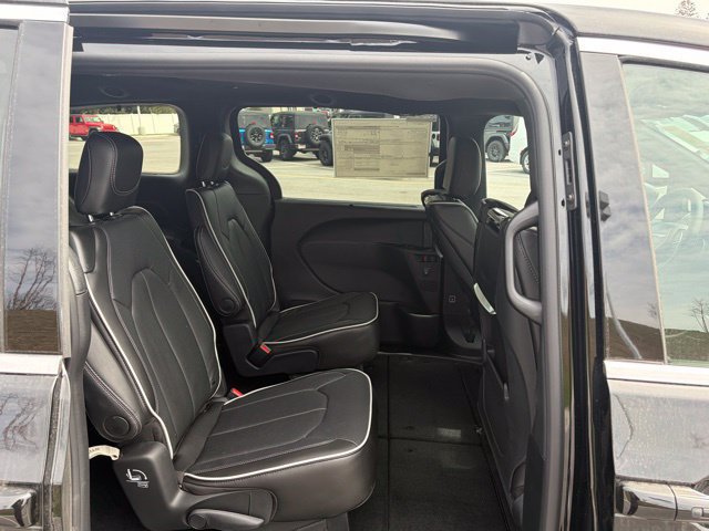 New 2026 Chrysler Pacifica Limited w/ Uconnect Theater Family Group FWD image 70