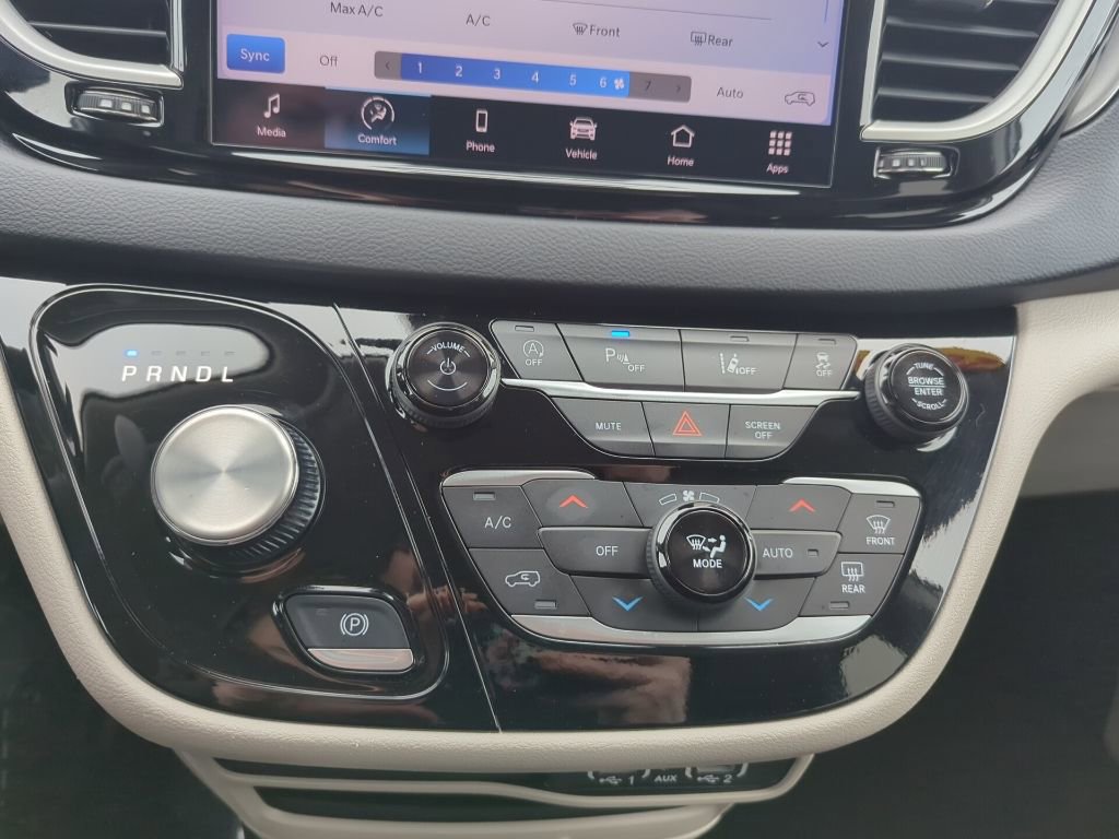 Used 2024 Chrysler Pacifica Touring-L image 18