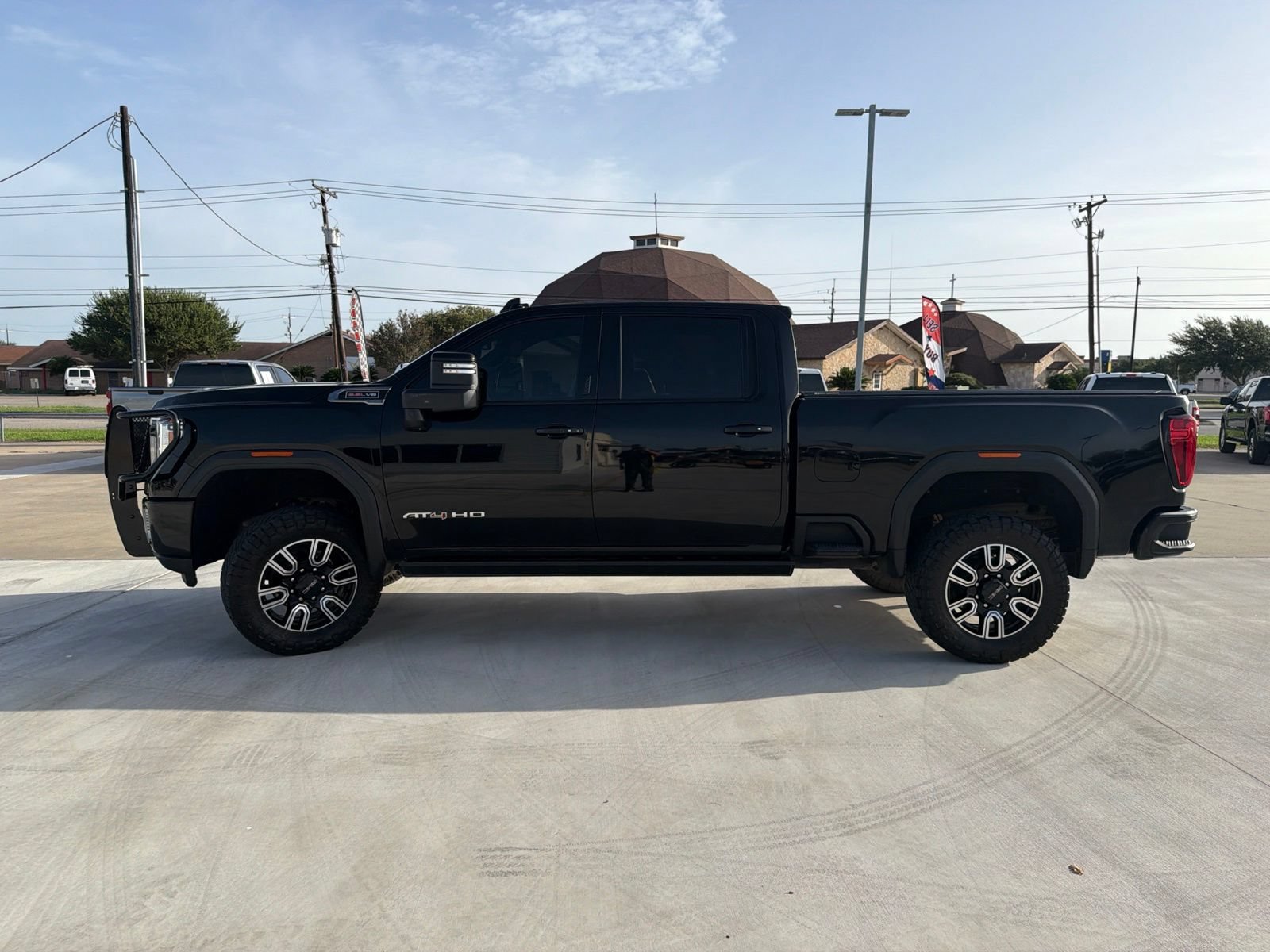 Used 2022 GMC Sierra 2500 AT4 w/ AT4 Preferred Package AWD/4WD image 4