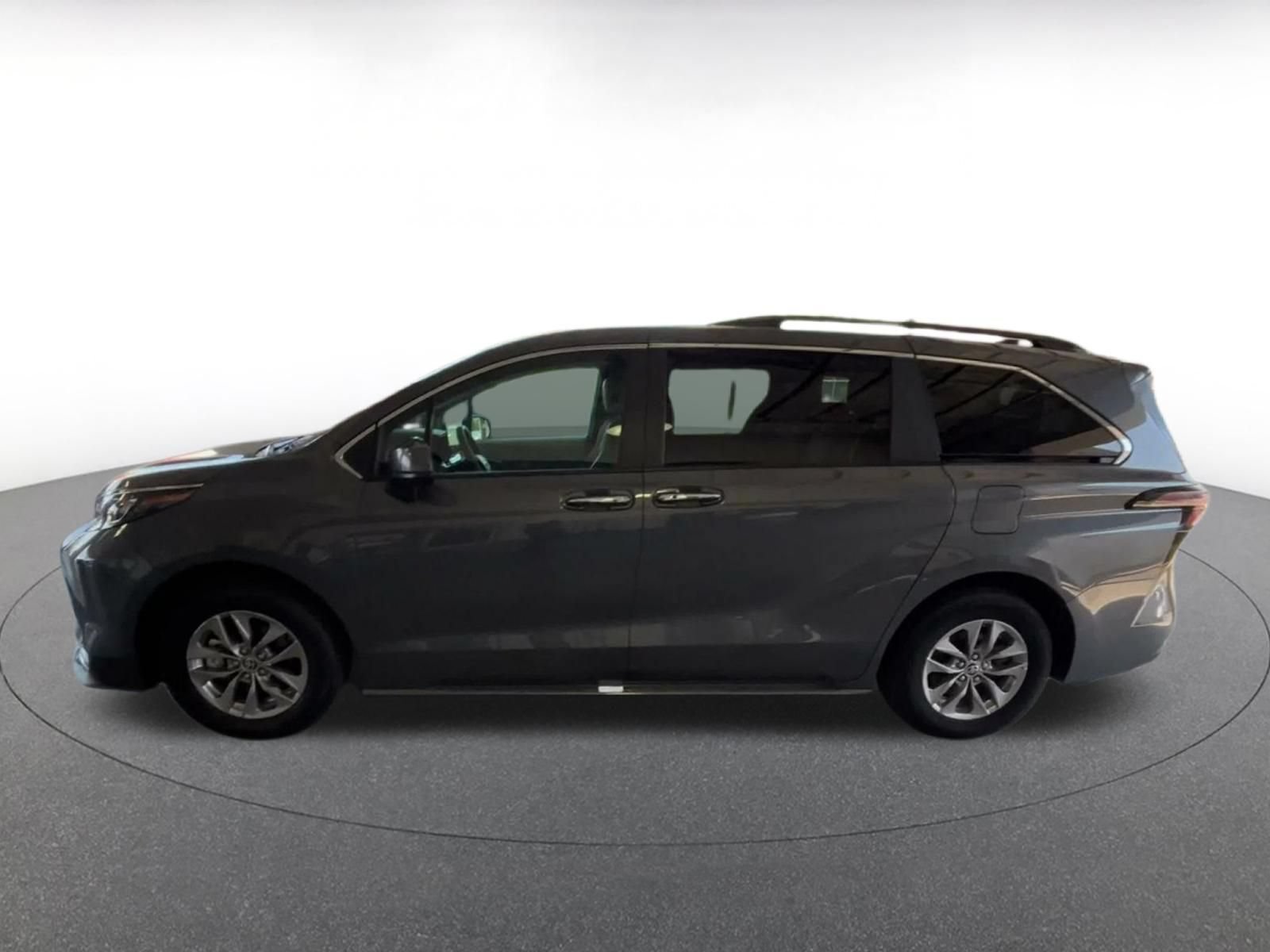 Used 2025 Toyota Sienna XLE FWD image 7