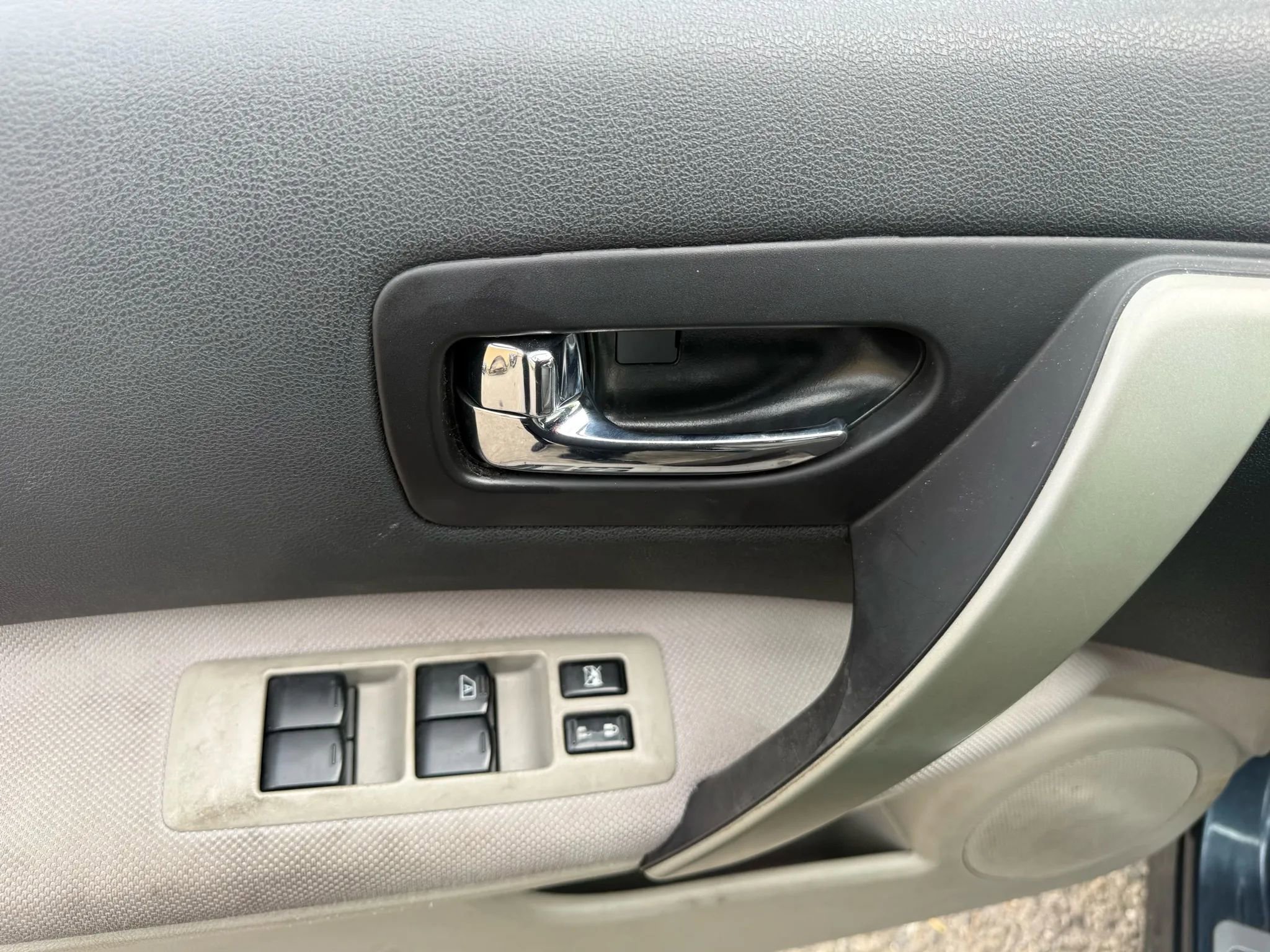 Used 2012 Nissan Rogue SV w/ Premium Pkg image 9