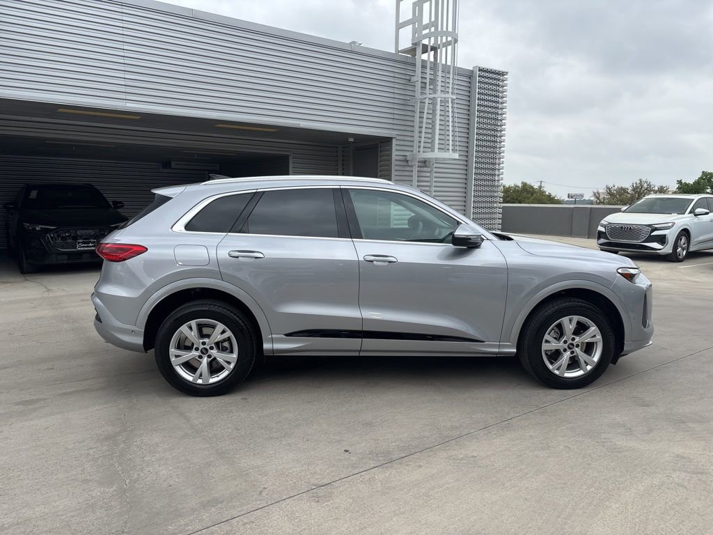 Used 2025 Audi Q5 Premium w/ Convenience Package image 4