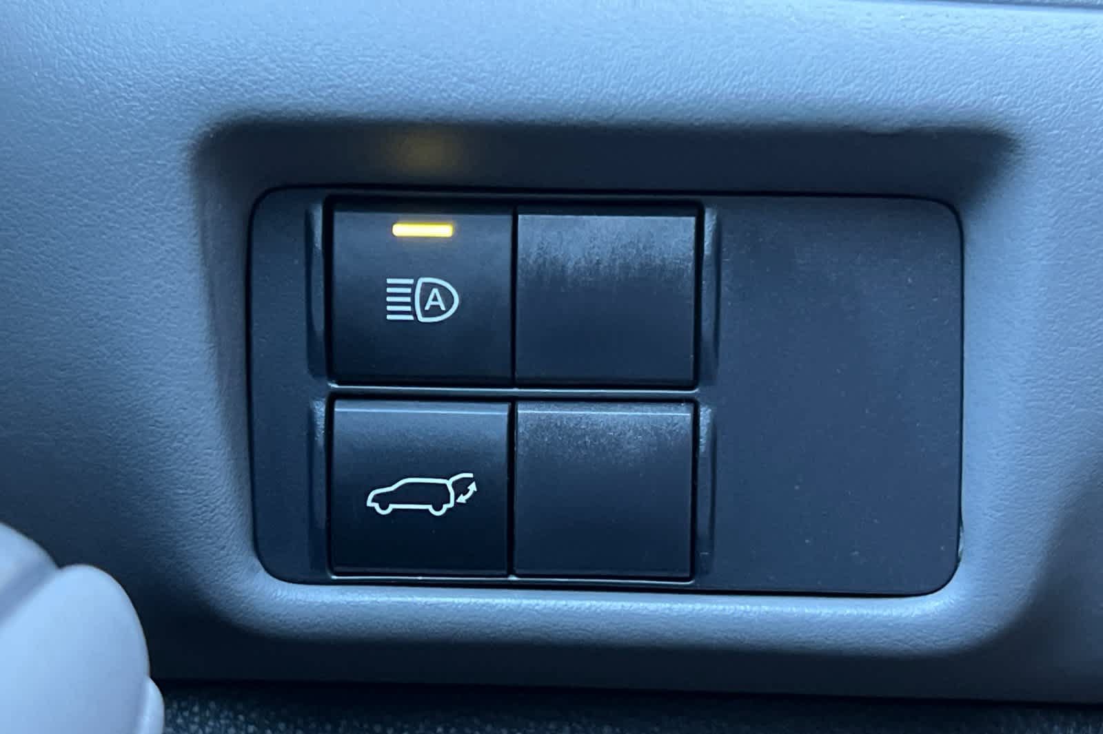 Used 2021 Toyota Highlander XLE AWD/4WD image 32