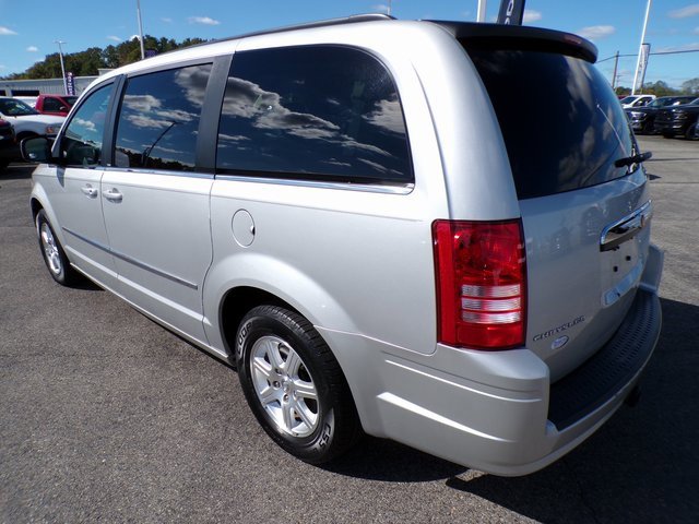 Used 2009 Chrysler Town & Country Touring image 3