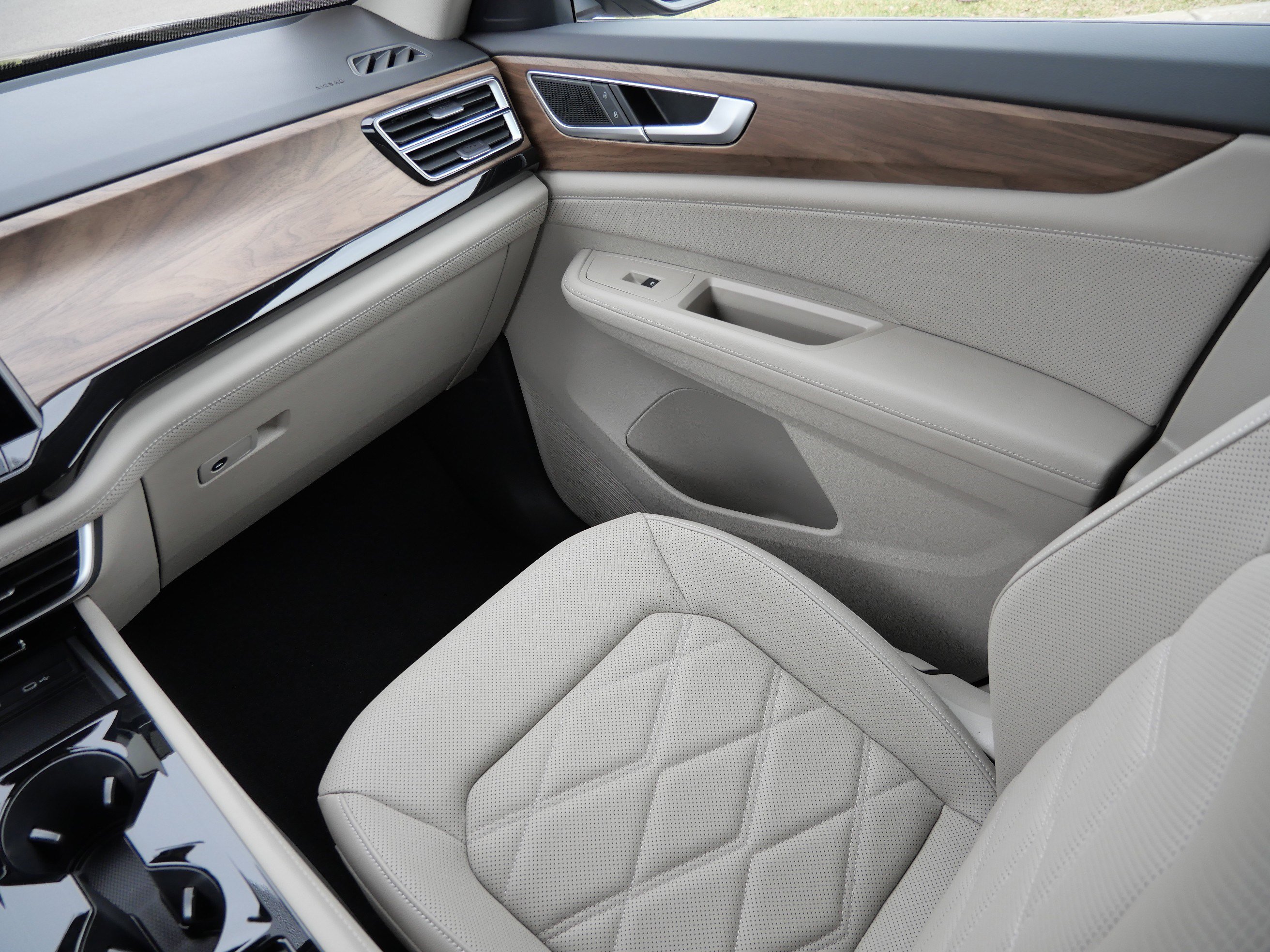 Certified 2025 Volkswagen Atlas SE image 10