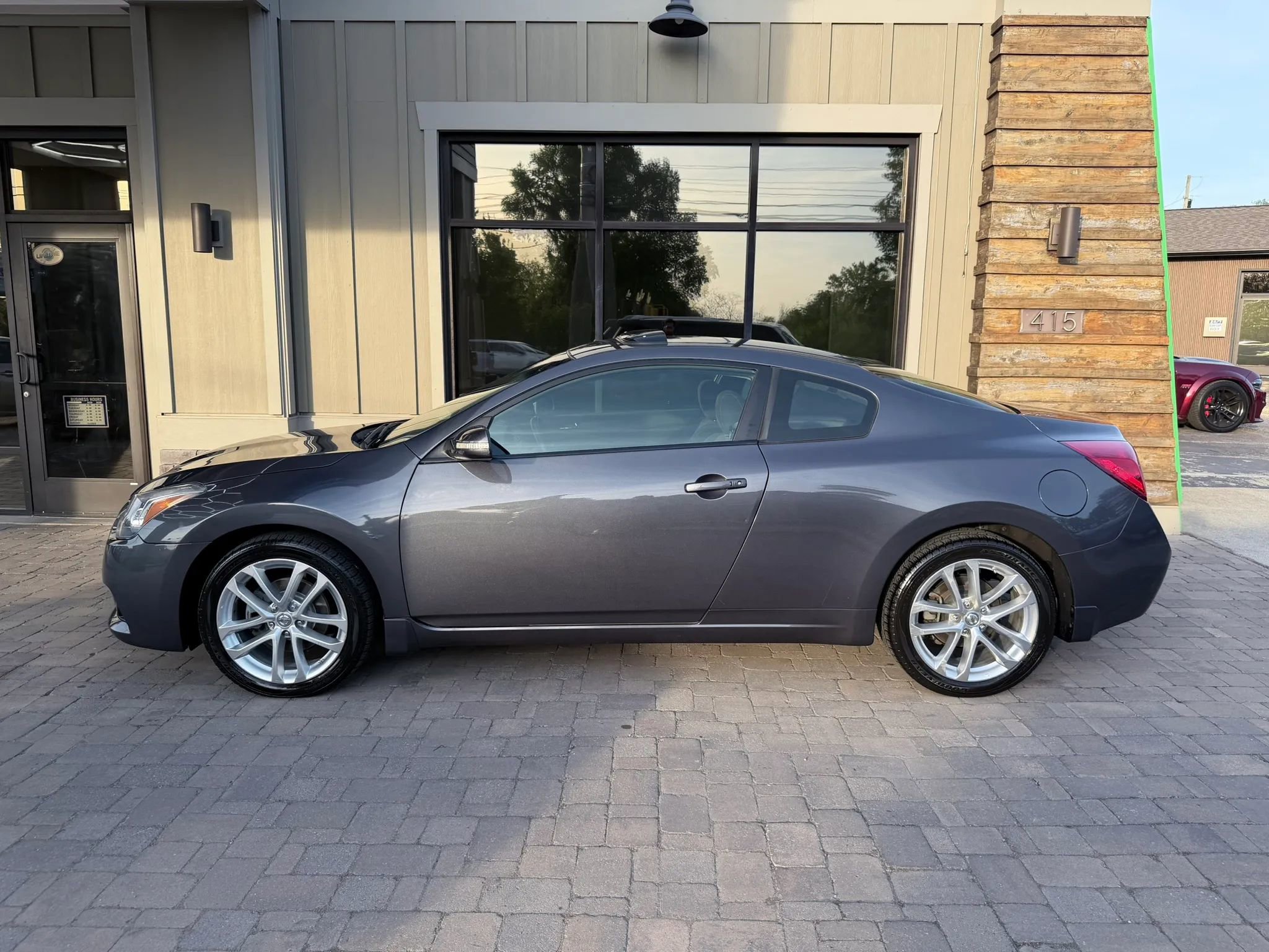 Used 2011 Nissan Altima 3.5 SR FWD image 3