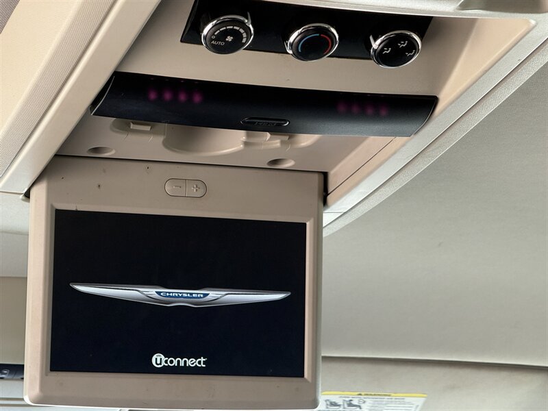 Used 2015 Chrysler Town & Country Touring FWD image 26