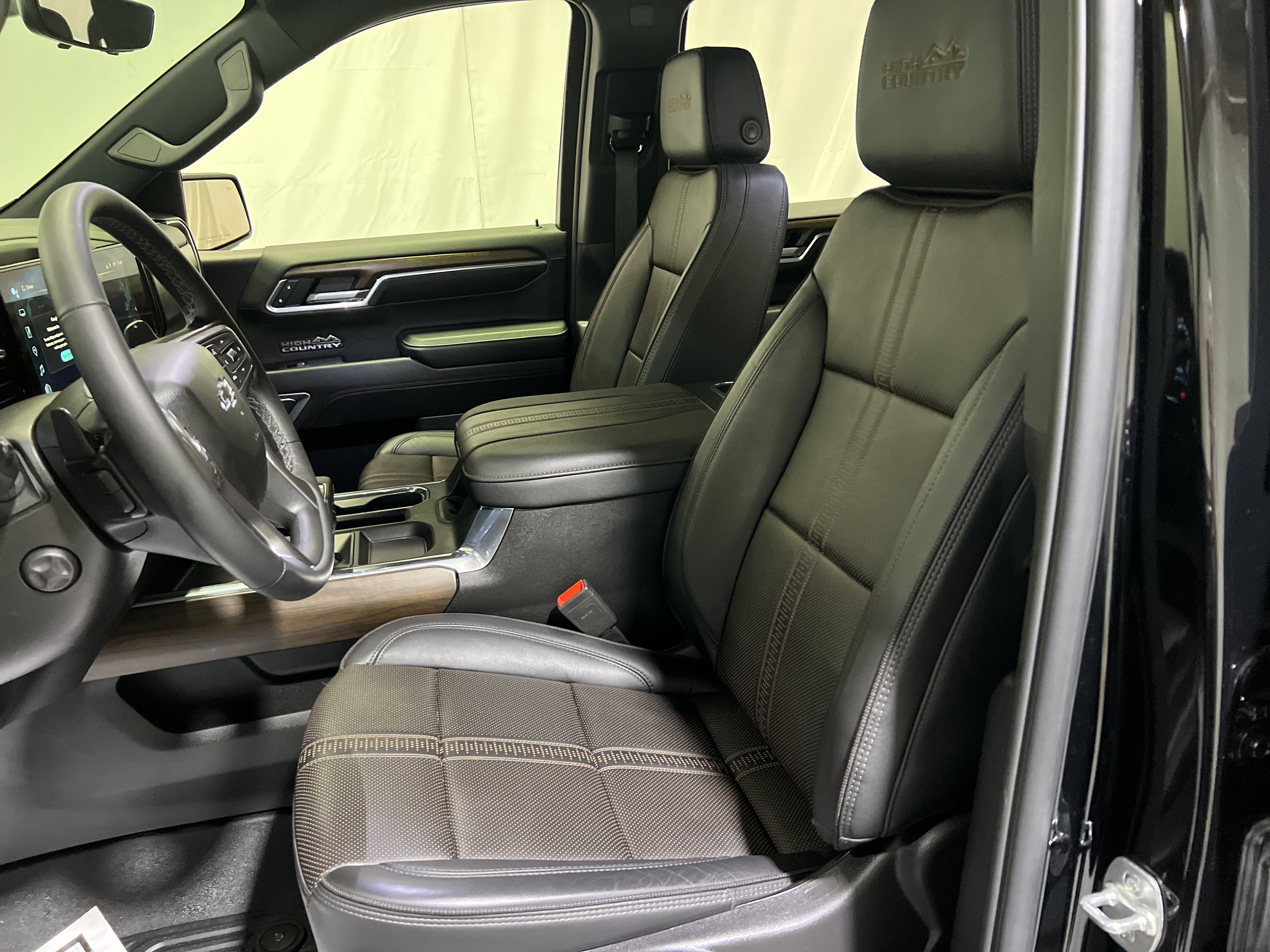 Certified 2025 Chevrolet Silverado 1500 High Country w/ Midnight Edition AWD/4WD image 18