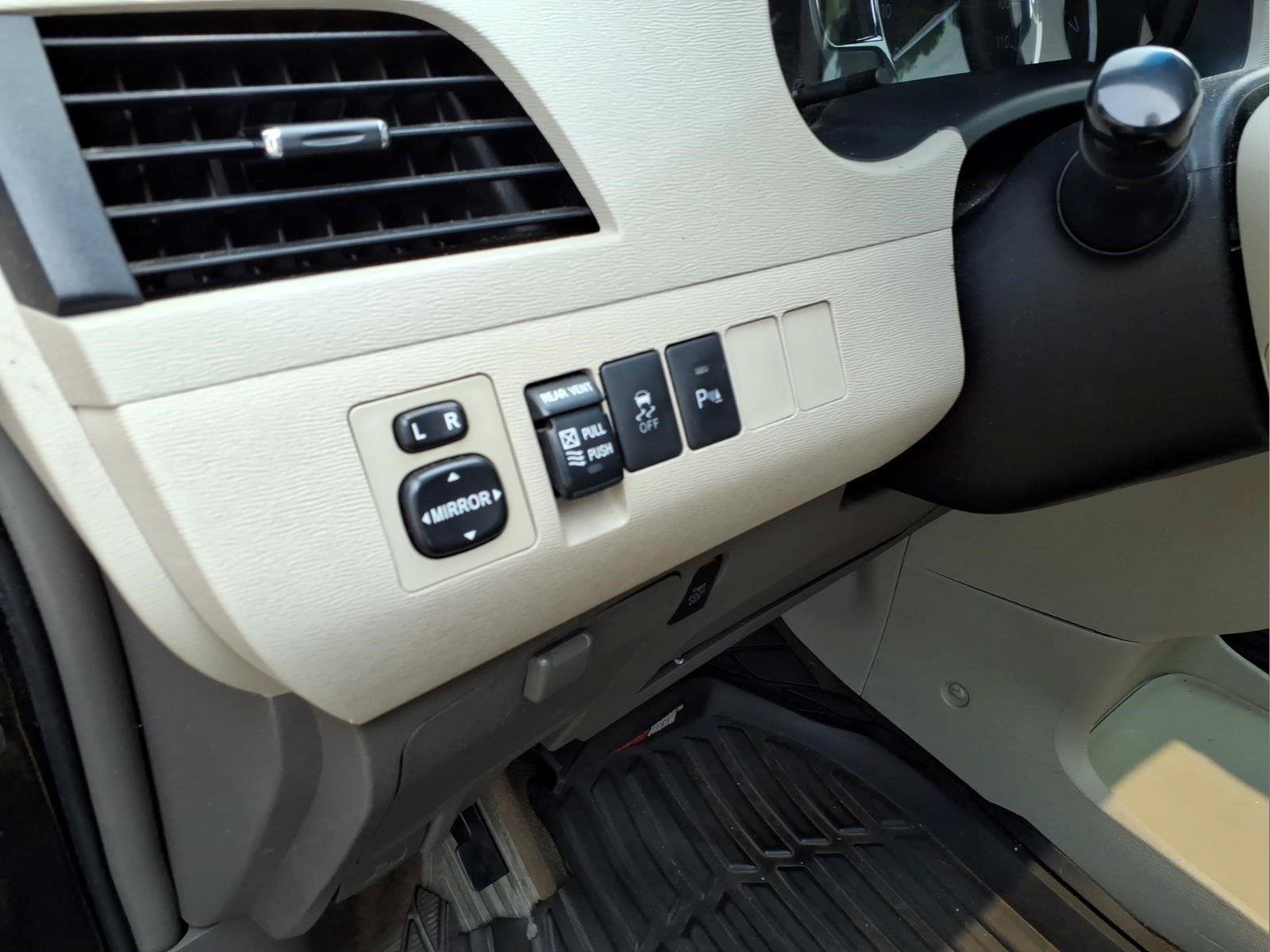Used 2013 Toyota Sienna XLE FWD image 22