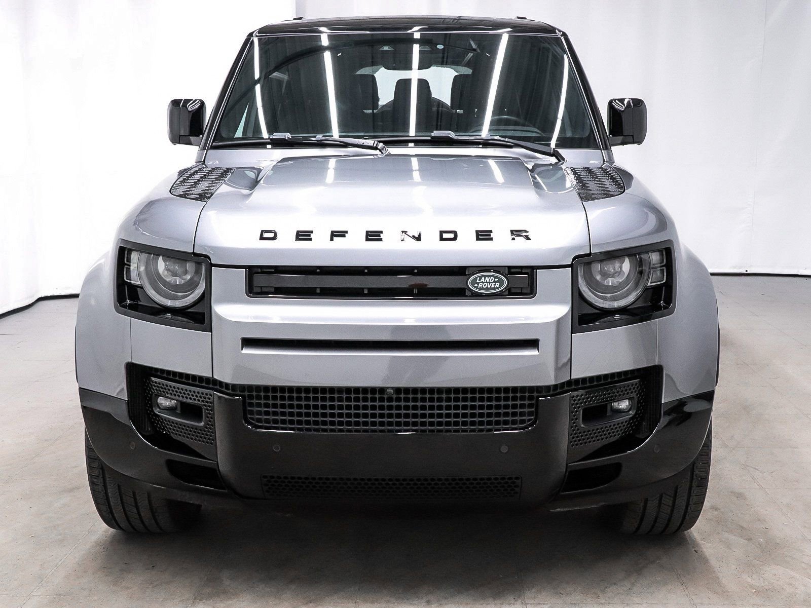 Used 2023 Land Rover Defender 130 X-Dynamic SE image 2