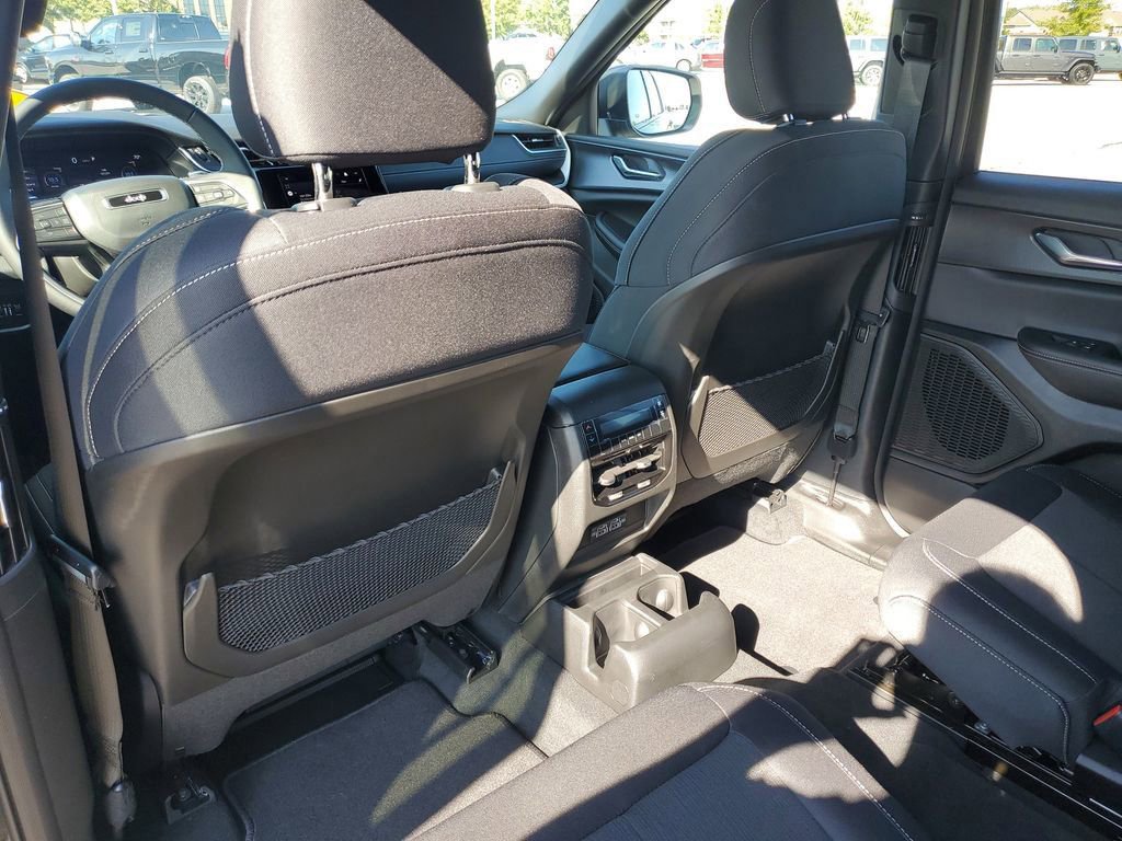 New 2025 Jeep Grand Cherokee L Laredo image 11