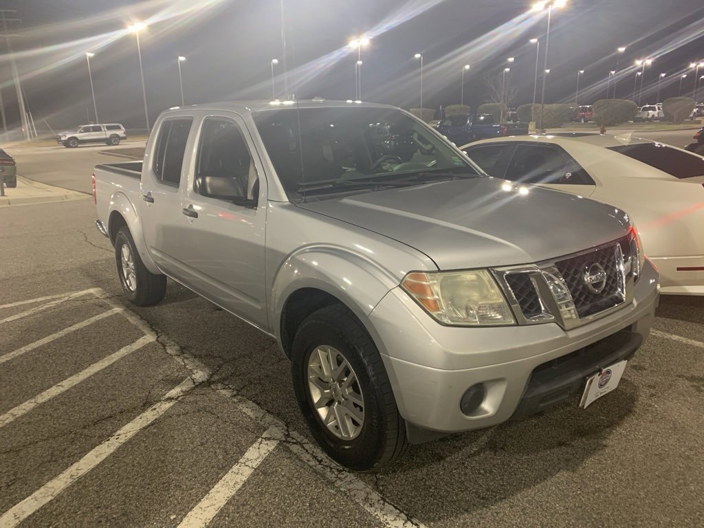 Used 2015 Nissan Frontier SV image 2
