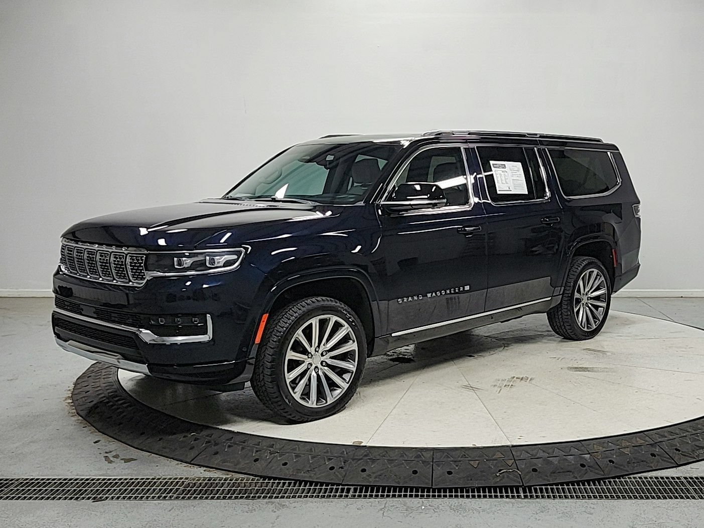 Used 2023 Jeep Grand Wagoneer L Series II AWD/4WD image 3