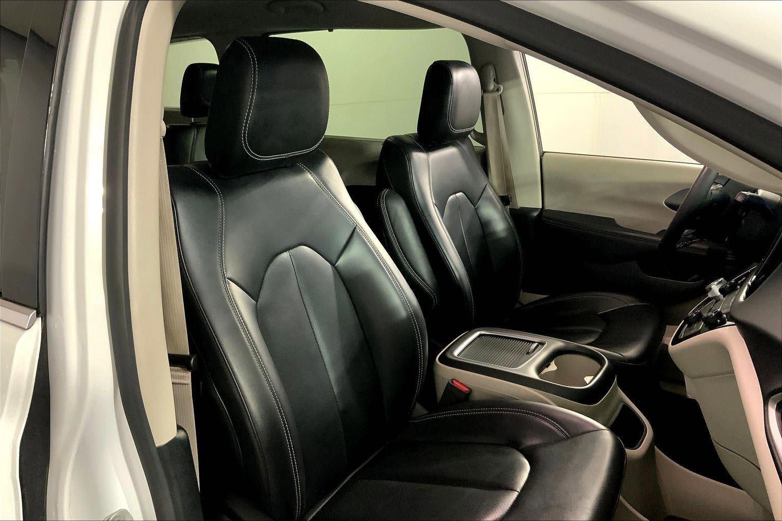Used 2023 Chrysler Pacifica Touring-L FWD image 7