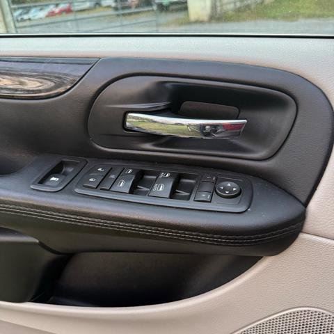 Used 2016 Dodge Grand Caravan SXT w/ Rear Park Assist Package image 10