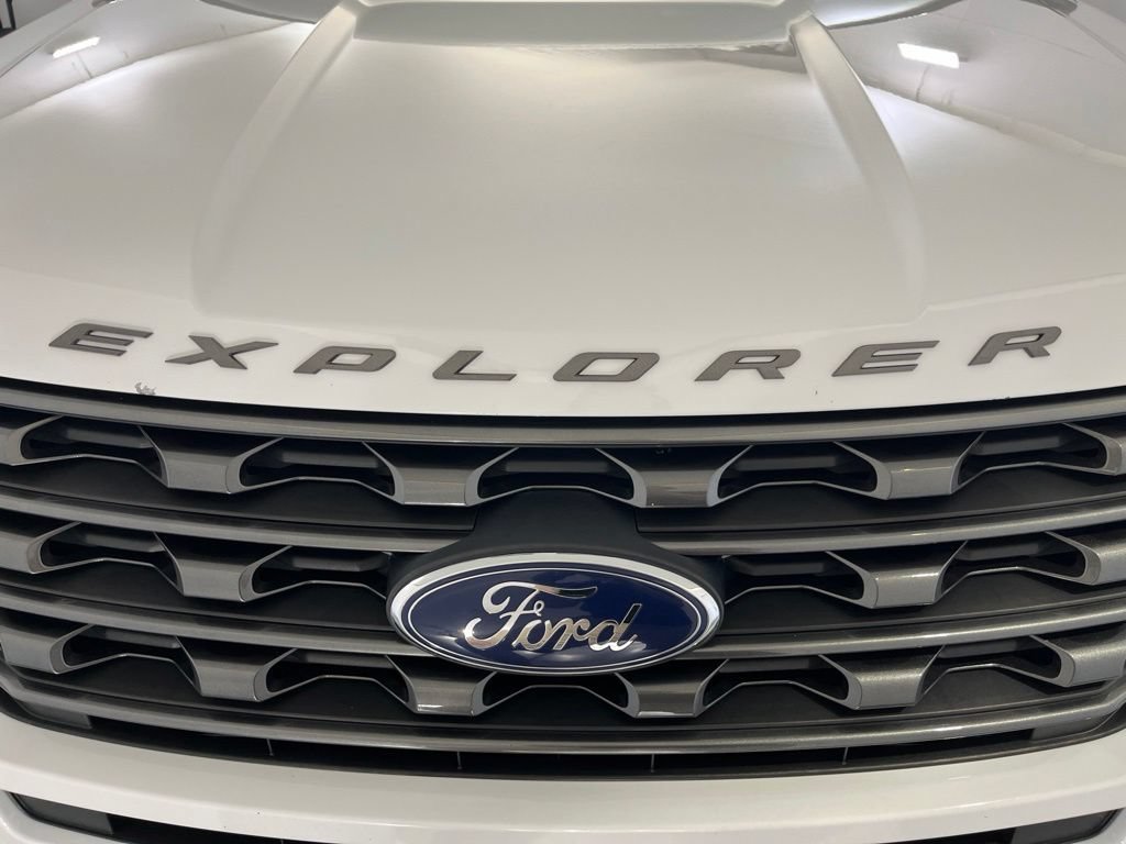 Used 2017 Ford Explorer XLT w/ Equipment Group 202A AWD/4WD image 34