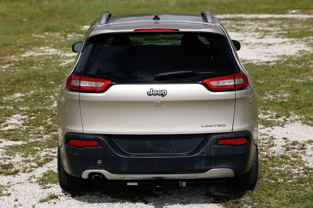Used 2015 Jeep Cherokee Limited w/ Luxury Group FWD image 9