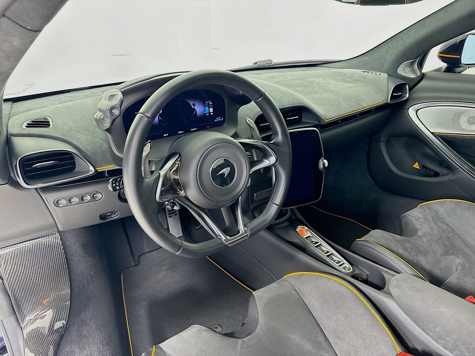 Used 2025 McLaren Artura Spider RWD image 10