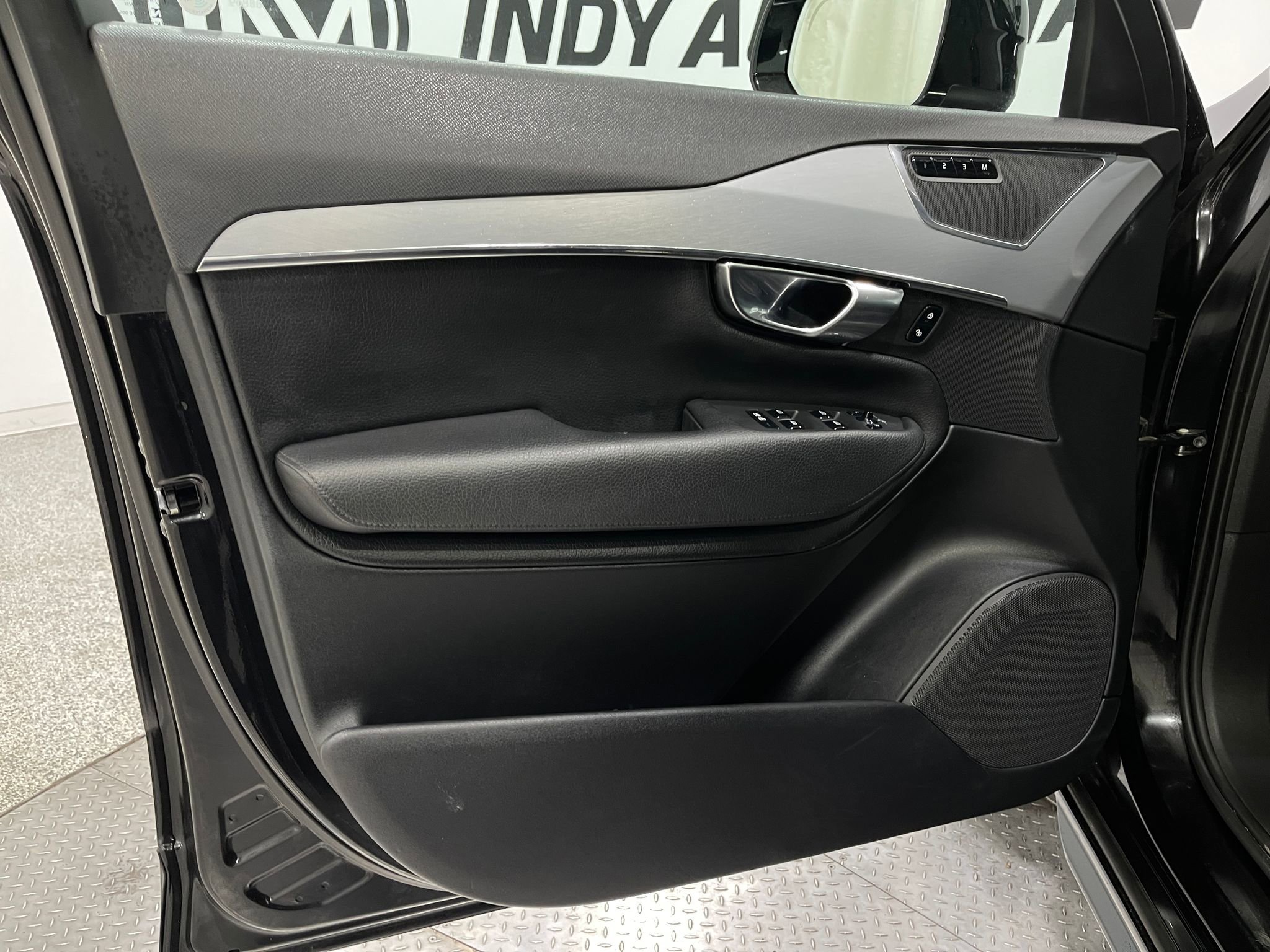 Used 2018 Volvo XC90 T5 Momentum w/ Convenience Package FWD image 15