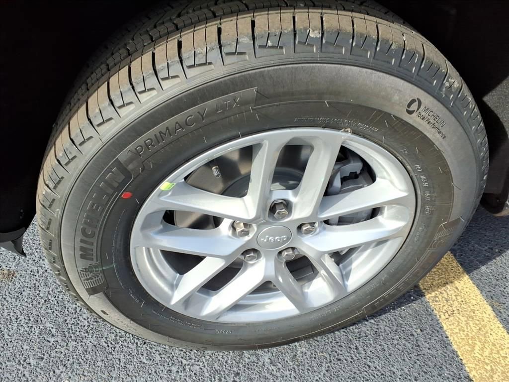 New 2025 Jeep Grand Cherokee L Laredo image 9