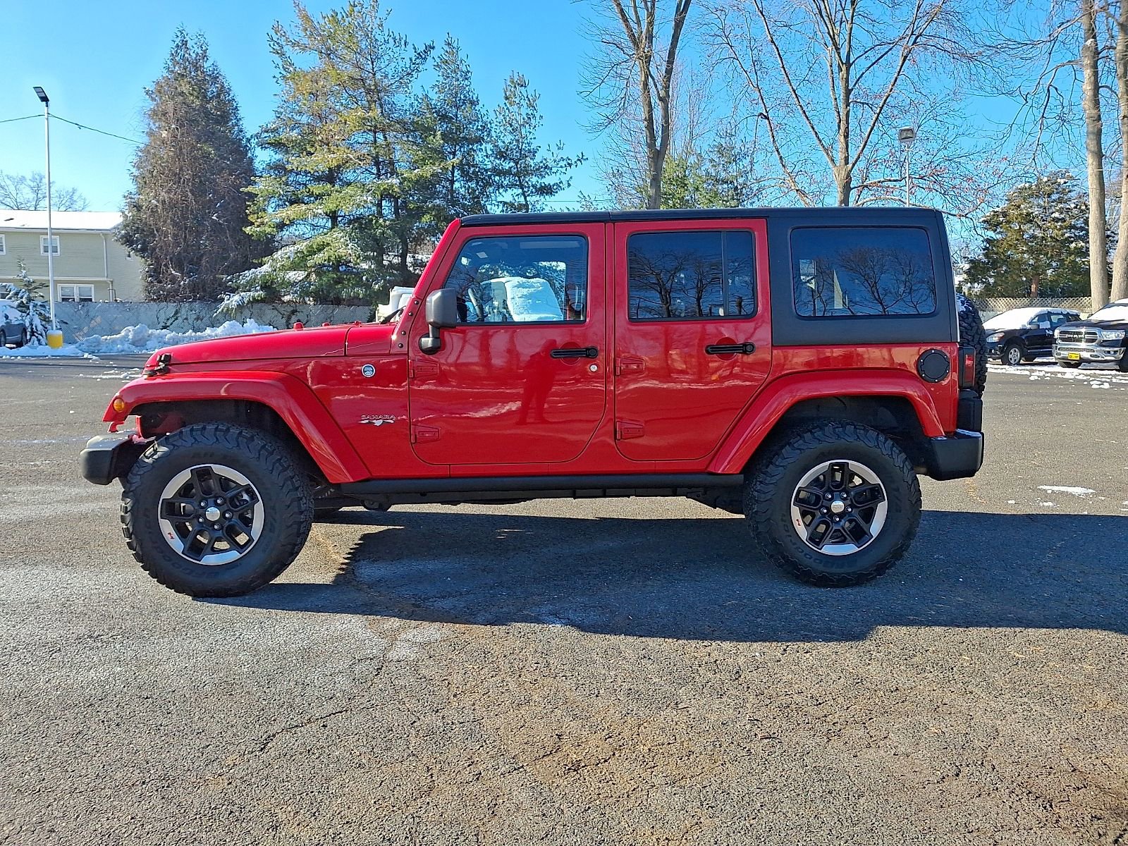 Used 2017 Jeep Wrangler Unlimited Sahara w/ Connectivity Group image 4