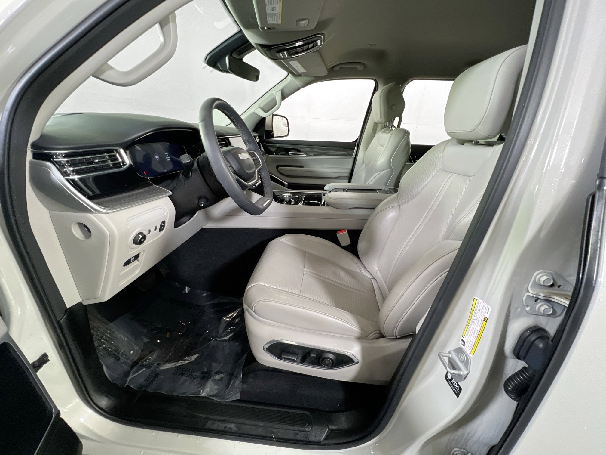 Used 2022 Jeep Wagoneer Series III w/ Flexible Seating Group image 21