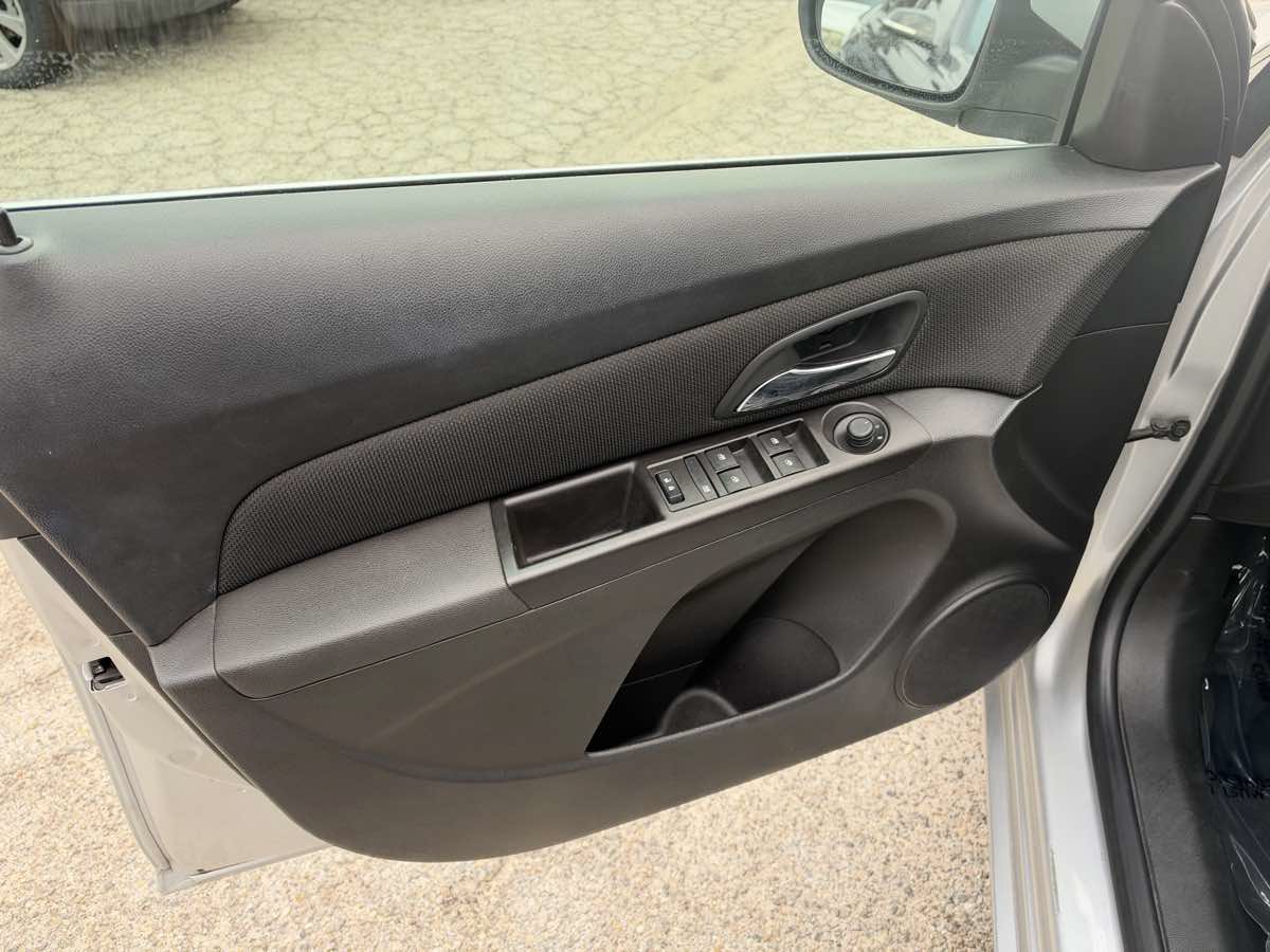 Used 2016 Chevrolet Cruze LT w/ Technology Package FWD image 8