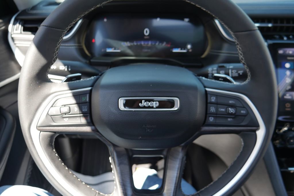 Used 2023 Jeep Grand Cherokee Limited image 11