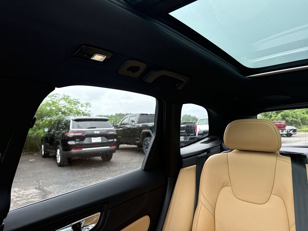 Used 2023 Volvo XC60 B5 Ultimate w/ Climate Package FWD image 10