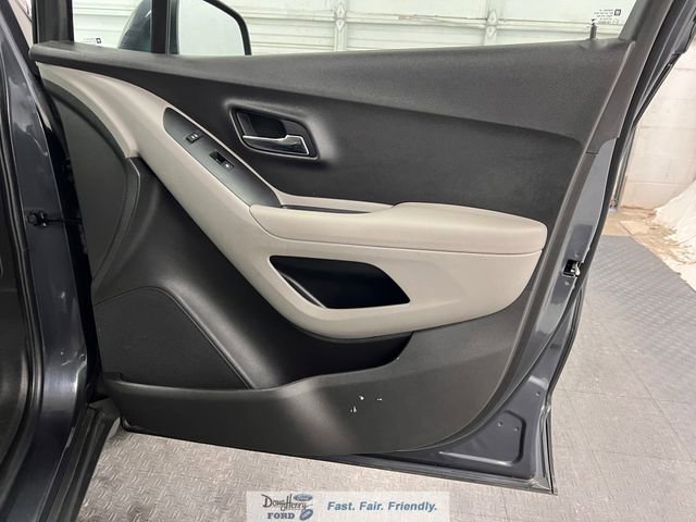 Used 2016 Chevrolet Trax LT w/ LT Convenience Package FWD image 32