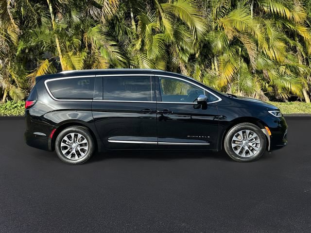 Used 2025 Chrysler Pacifica Pinnacle image 4